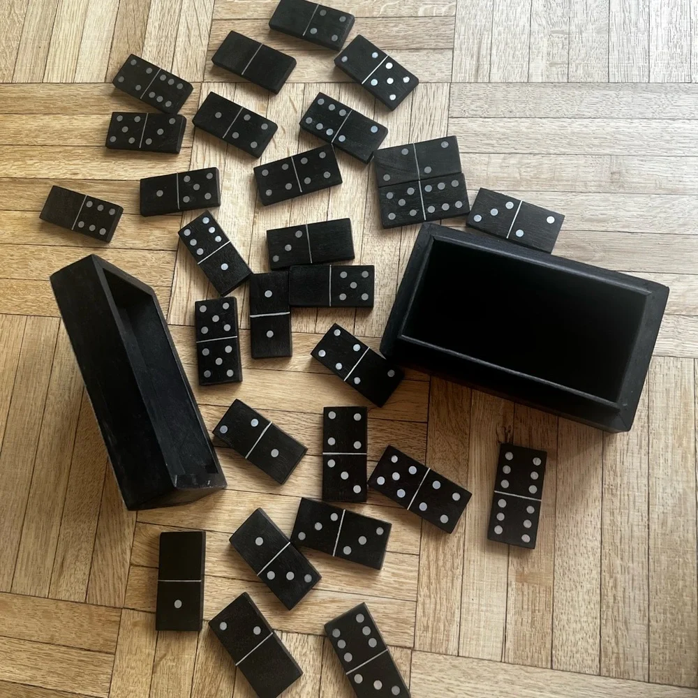 Dominos Set - Picture 1 of 4